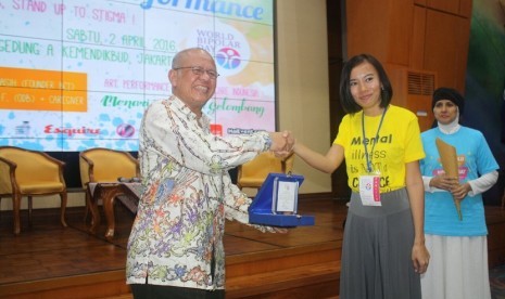 Igi Oktamiasih, Founder BCI (kanan) memberikan plakat kepada Dr. dr. Fidiansjah, Sp.KJ., MPH, selaku Direktur Pencegahan dan Pengendalian Masalah Kesehatan Jiwa dan Napza Kementerian Kesehatan