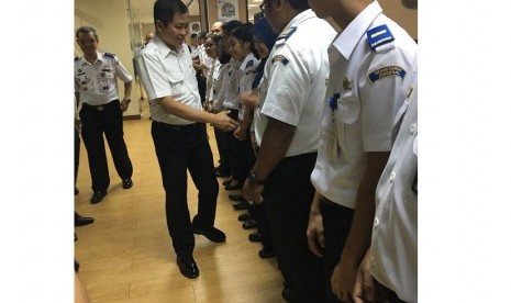 Ignasius Jonan menyalami satu per satu karyawan Kemenhub di lantai kerja mereka, Rabu (27/7) usai pengumuman reshuffle kabinet