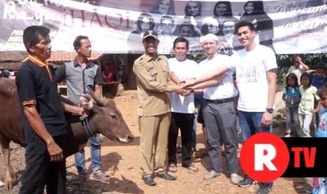 iHAQI saat berbagi kurban di Lebak, Banten