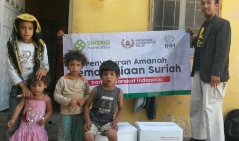 IHR dan Sinergi Foundation menyerahkan bantuan untuk korban konlik Suriah di Turki.