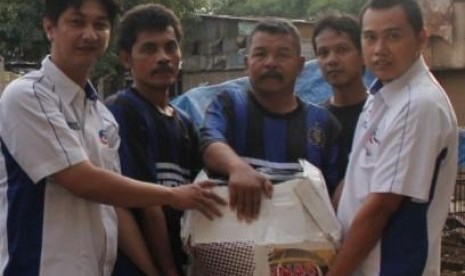 Ihsan Jauhari, Sekjen DPP Parra Indonesia (kiri) dan Azis Abdul AA, Bendahara Umum (kanan) menyerahkan bantuan kepada korban banjir Jakarta. 