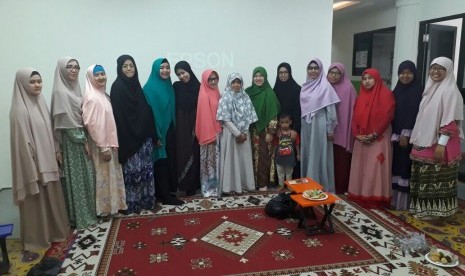 Ika Setya Mahanani sebagai salah satu founder Azka Empowering Center dan trainer utama SET memberikan materi Parenting skill based on SET, (25/11).