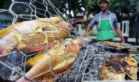 Ikan bakar.