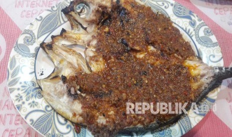 Ikan bakar khas Makassar. Bumbu parape memberikan sensasi segar dan gurih yang khas.