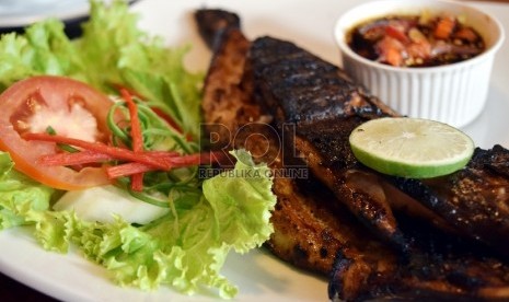 Ikan bakar menjadi pendamping makan nasi santan khas Taka Bonerate.