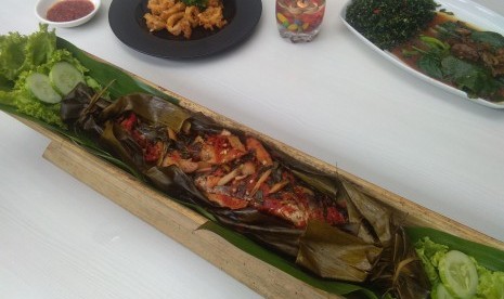 Ikan patin bakar bambu kreasi Restoran Sambara.