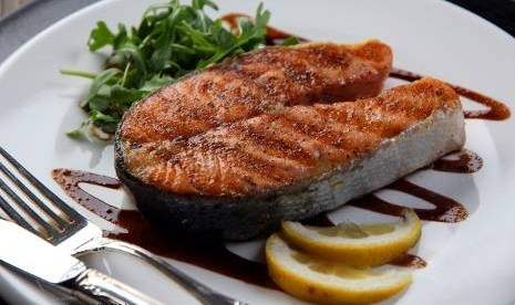 Ikan Salmon, salah satu menu ikan yang bisa dihidangkan di acara spesial seperti lebaran