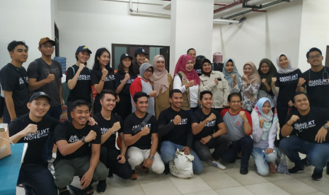 Ikatan Abang None DKI Jakarta menggelar aksi sosial di Posko Pengungsian  Pengadegan, Pancoran, Jakarta, Ahad (5/1). 