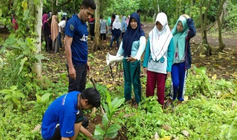  Ikatan Mahasiswa Muhammadiyah (IMM) melakukan penanaman pohon juga pemberian tempat sampah di sejumlah spot di pinggiran Pantai Selok, Desa Bandungrejo, Kecamatan Bantur, Malang.