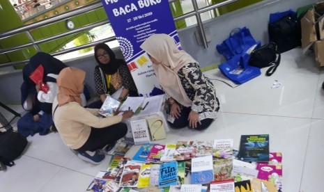 Ikatan Penerbit Indonesia (IKAPI), Pusat Perbukuan Kemendikbud, dan Perpustakaan Nasional RI membagikan buku secara gratis di lima titik pemberangkatan mudik 27 Mei sampai 29 Mei 2019. 