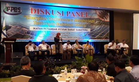 Ikatan Petambak Pesisir Barat Sumatera menggelar Diskusi Panel Sinergitas Stakeholders Menghadapi Tantangan Budidaya Udang Terkini di Bandar Lampung, Kamis (1/11).