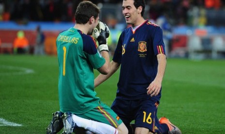 Iker Casillas dan Sergio Busquets