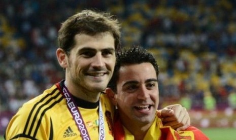 Iker Casillas dan Xavi Hernandez semasa masih memperkuat timnas Spanyol.