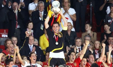 Iker Casillas mengangkat trofi setelah Spanyol mengalahkan Jerman 1-0 di partai final Piala Eropa 2008.