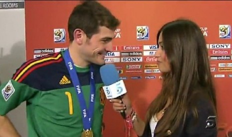 Iker Casillas saat diwawancarai pacarnya Sara Carboreno