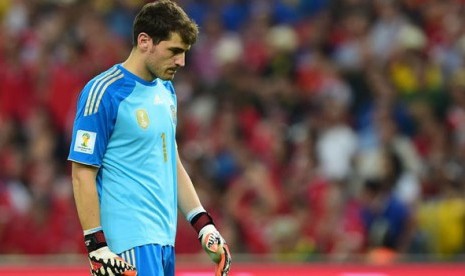 Iker Casillas sedih setelah timnya dikalahkan Cile, 0-2.