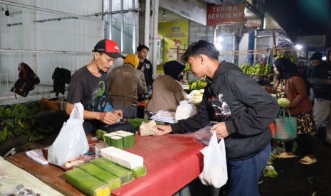 Ikhtiar menikmati Ramadhan 1444H dengan membagikan makanan saat sahur. 