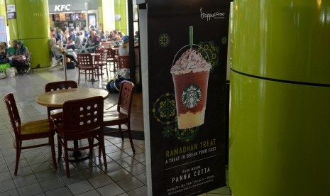 Iklan Frappuccino di salah satu gerai Starbucks di Jakarta.