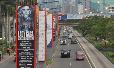 Iklan konser Lady Gaga terpampang di tiang monorel di Jalan HR Rasuna Said, Jakarta.