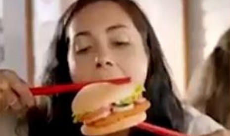 Iklan makan burger dengan sumpit dari Burger King di Selandia Baru ini menimbulkan kontroversi di media sosial.