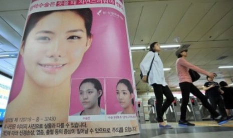 Iklan operasi rahang ganda di kereta bawah tanah di Seoul, Korea Selatan