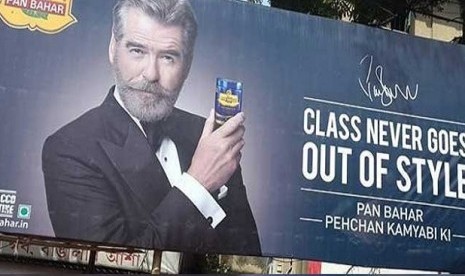 Iklan produk penyegar mulut buatan India yang menampilkan sosok aktor Pierce Brosnan.