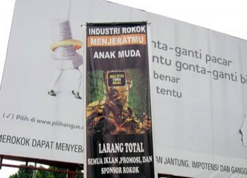 Iklan rokok sekaligus kampanye membebaskan kota dari iklan rokok.