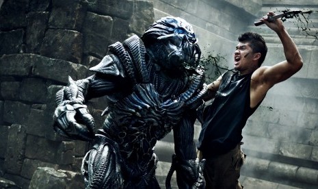 Iko Uwais dalam film Beyond Skyline.