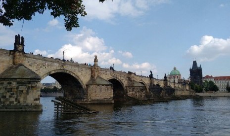 Ikon Kota Praha, Charles Bridge.