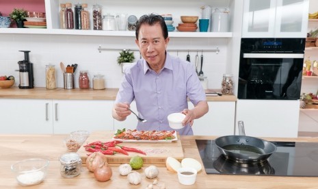 ikon kuliner dan koki selebriti Asia, Martin Yan