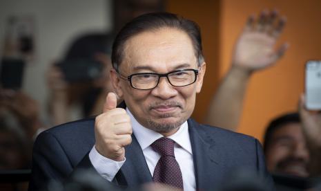 Ikon oposisi yang dipenjara, Anwar Ibrahim, bereaksi terhadap para pendukungnya saat dia meninggalkan rumah sakit di Kuala Lumpur, Malaysia, 16 Mei 2018. Raja Malaysia pada Kamis, 24 November 2022, menunjuk Anwar sebagai perdana menteri negara itu, mengakhiri hari-hari ketidakpastian setelah pemilihan umum yang memecah belah menghasilkan Parlemen yang digantung. 