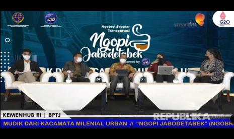 Sekretaris BPTJ, Ir Zamrides ,M.Si (tengah) bersama  Chairman of Junior Doctors Network Indinesia Milenial Profesional, dr Andi Khomeini Takdir , SpPD (kedua kiri), serta pembicara lainnya pada acara Ngobrol Seputar tentang Transportasi Jabodetabek (Ngopi Jabodetabek), dengan tema Mudik Lebaran dari Kacamata Millenial Urban  di Jakarta, Ahad (24/4/2022).