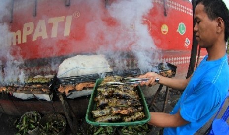 Pasar Seni Rakyat di Desa Huntu Selatan buka setiap akhir pekan. Ilabulo merupakan makanan tradisonal Gorontalo yang terbuat dari sagu, hati dan ampela ayam serta bumbu lainnya, yang rasanya pedas dan kenyal. Ilustrasi.