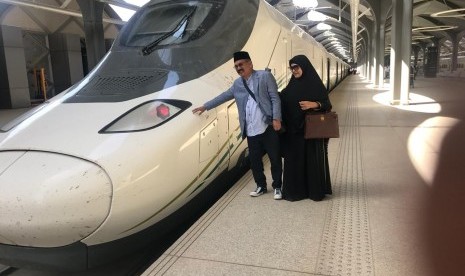 Ilham Bintang dan Isteri mencoba kereta Haramain.