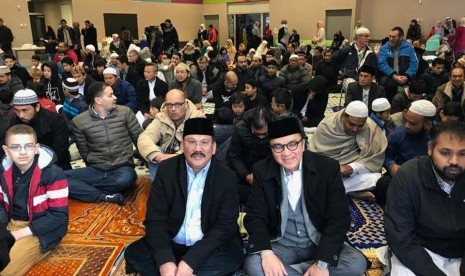 Ilham Bintang (kanan) bersama Dubes New Zealand, Tantowi Yahya, bersama para jamaah masjid di Wellington, Selandia Baru, melaksanakan shalat Iedul Adha