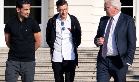 Ilkay Guendogan (kiri), Mesut Oezil (tengah), dan Presiden Jerman Frank-Walter Steinmeier.