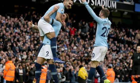 Ilkay Guendogan merayakan gol ke gawang Chelsea.