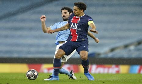 Kapten PSG Marquinhos (kanan) ditempel oleh gelandang Manchester City Ilkay Guendogan. 