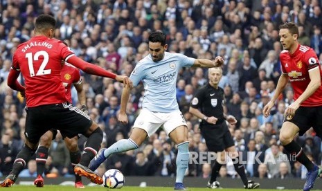 Ilkay Guendogan mencetak gol pertama Manchester City ke gawang United pada laga derby Manchester di Etihad Stadium, Ahad (8/4) dini hari. 