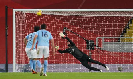 Ilkay Gundogan saat gagal mencetak gol dari titik putih.