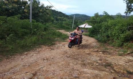  Ilman, seorang guru di wilayah pegunungan Desa Kedaro, Kecamatan Sekotong, Kabupaten Lombok Barat, Nusa Tenggara Barat,  rela menempuh jalur terjal pegunungan demi mengajar anak-anak.