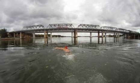 Ilmuwan memperingatkan perubahan iklim dan menghangatnya suhu air di permukaan bumi berpotensi meningkatkan ancaman penyakit yang disebabkan bakteri bagi para perenang di pelabuhan Sydney.