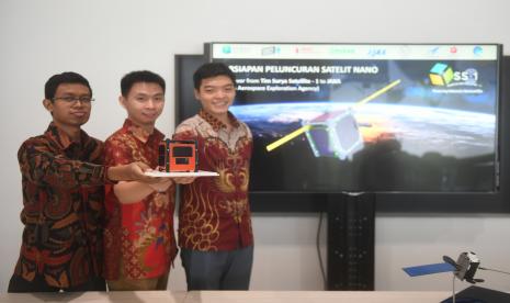 Ilmuwan muda Tim Surya Satellite-1 Muhammad Zulfa Dhiyaulhaq (kiri), Setra Yoman Prahyang (tengah) dan Suhandinata (kanan) menunjukkan gambaran desain satelit nano atau cubesat buatannya sebelum peluncurannya di Jakarta, Selasa (21/6/12022). Satelit kecil pertama buatan ilmuwan muda Indonesia yang merupakan hasil kolaborasi dari PSN, Kementerian Komunikasi dan Informatika, ORARI, Pudak Scientific, Pusteksat LAPAN dan BRIN itu kemudian akan segera diserahkan kepada Japan Aerospace Exploration Agency (JAXA) untuk diluncurkan pada November 2022 dan dilepaskan dari International Space Station (ISS).