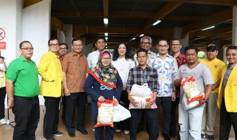 Iluni UI dan Kemendag menggelar pasar murah ramadhan.