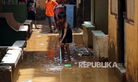  Ilustrasi anak-anak membersihkan lumpur ketika banjir