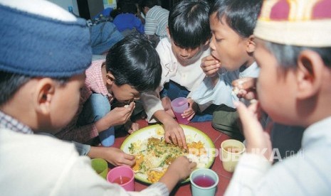 Ilustrasi Anak berbuka puasa bersama