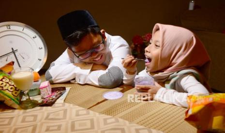 Seorang anak perlu mengenal dan belajar sejak dini tentang puasa (Foto: ilustrasi anak berpuasa)