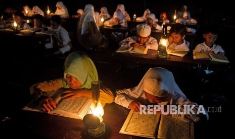 Alquran dibagi menjadi surat Makkah dan Madinah.  Ilustrasi  Anak membaca Alquran