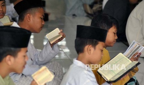 Ilustrasi  santri membaca Alquran. Hadiah umroh gratis merupakan bentuk penghargaan untuk hafiz Alquran 