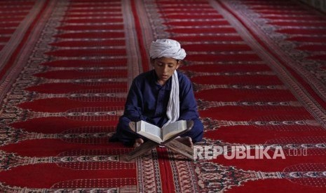 Habib Nabiel Ajak Muslim Tingkatkan Intensitas Baca Alquran. Ilustrasi Anak membaca Alquran